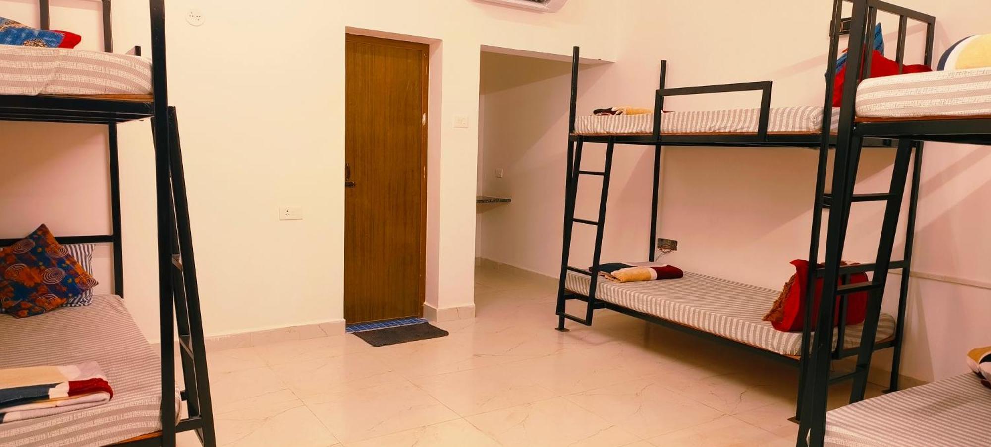 Mitra Hostel Вагатор Экстерьер фото