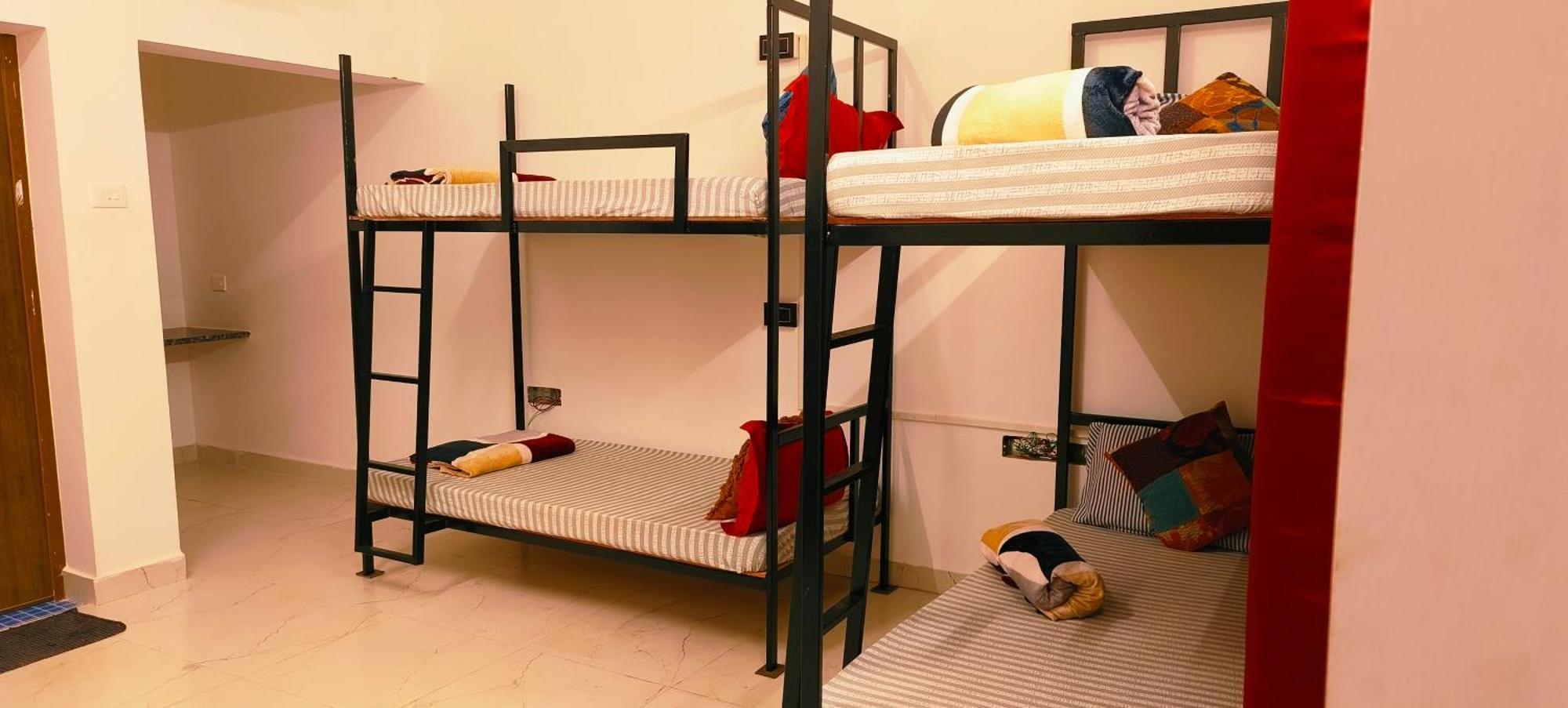Mitra Hostel Вагатор Экстерьер фото